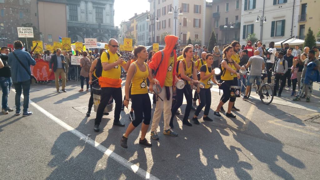 Restiamo umani oggi in marcia a Brescia FOTO