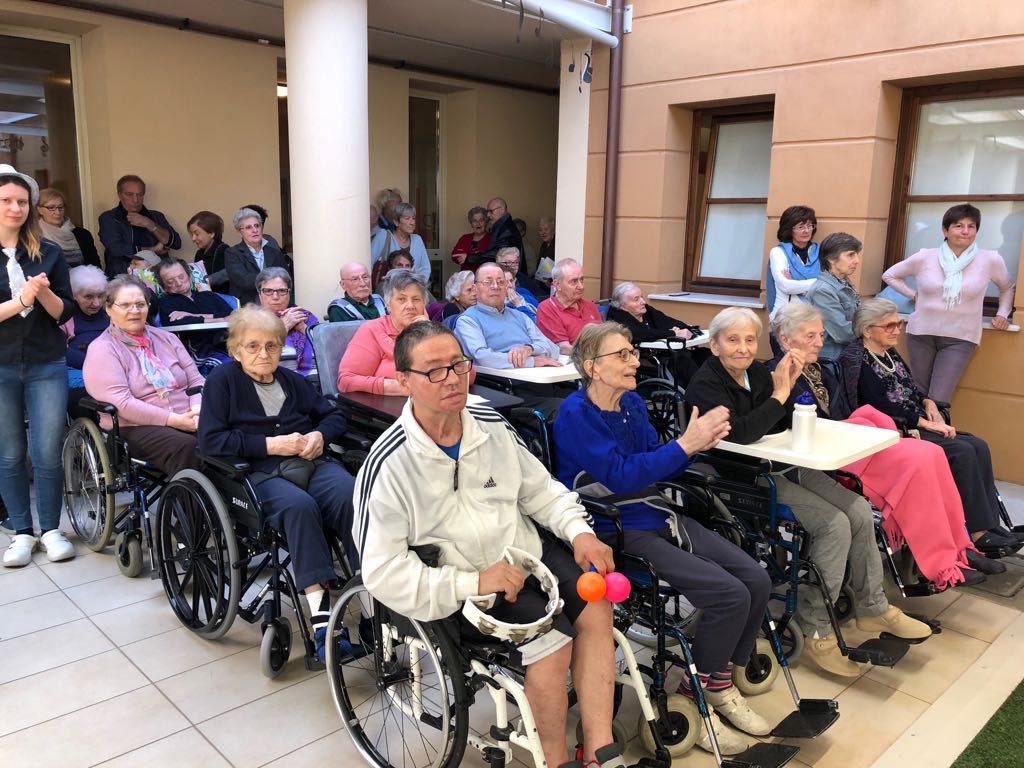Nonni in festa alla casa di riposo di Iseo