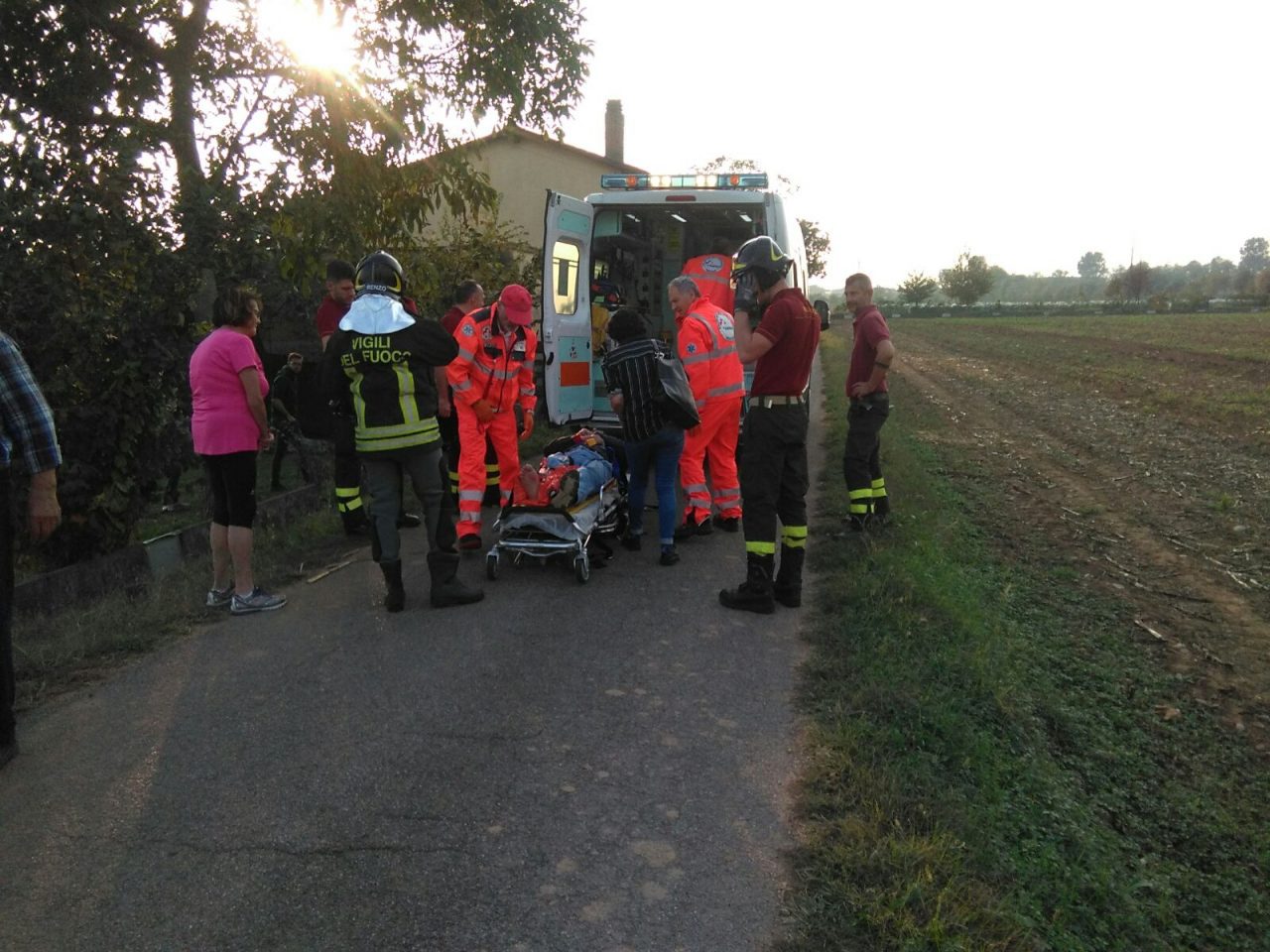 Anziano clarense cade nel fosso mentre raccoglie le noci