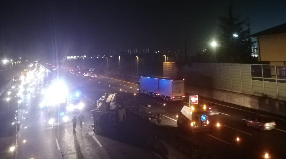 Camion ribaltato in A4 tra Ospitaletto e Rovato