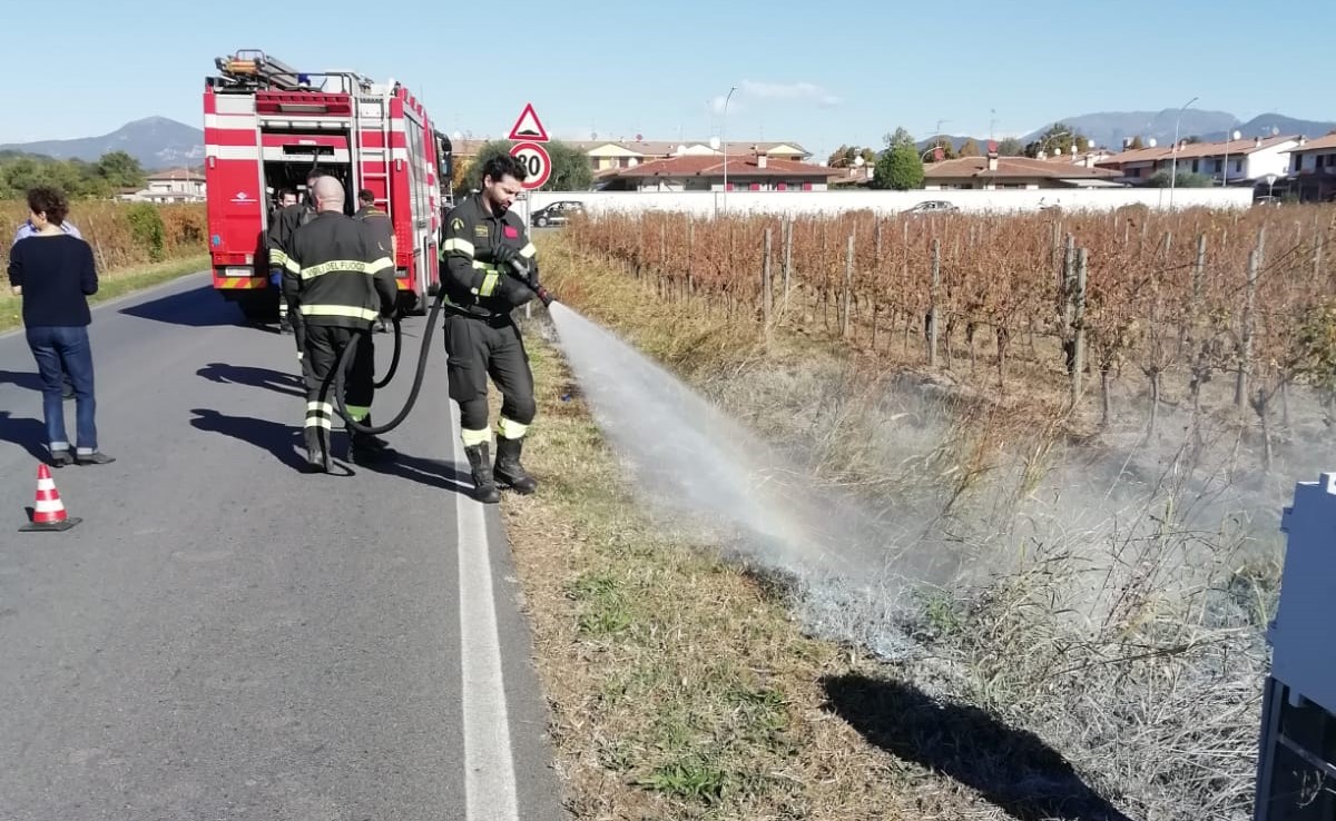Incendio domato in via per Rovato a Cazzago IL VIDEO
