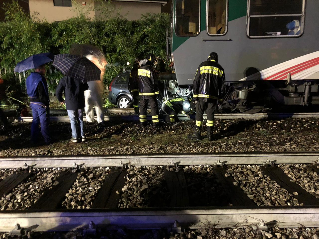 Rimane bloccato sui binari: auto travolta dal treno INTERVISTA ESCLUSIVA