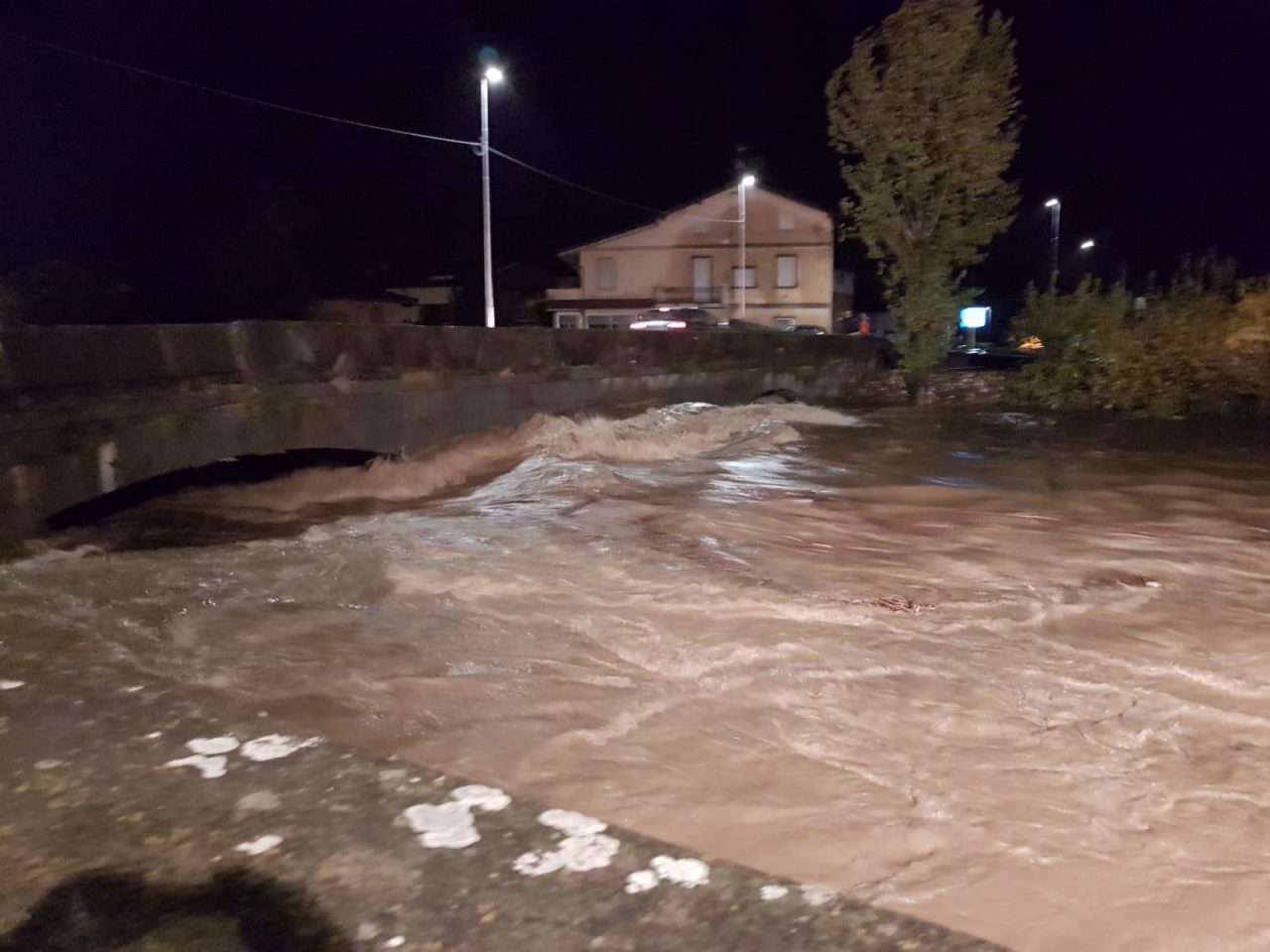 Ponte vecchio a Pontoglio chiuso: l’acqua sfiora i balconi