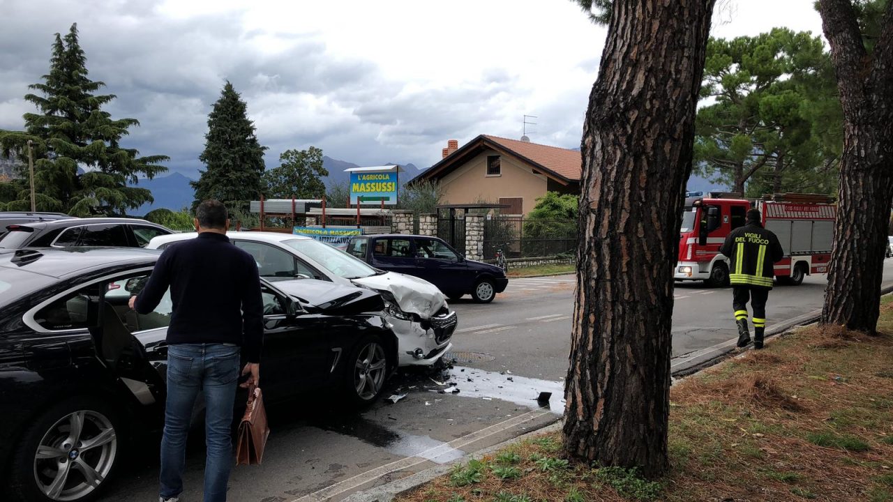 Incidente in via Roma a Iseo, proprio fuori dalla Polizia Stradale