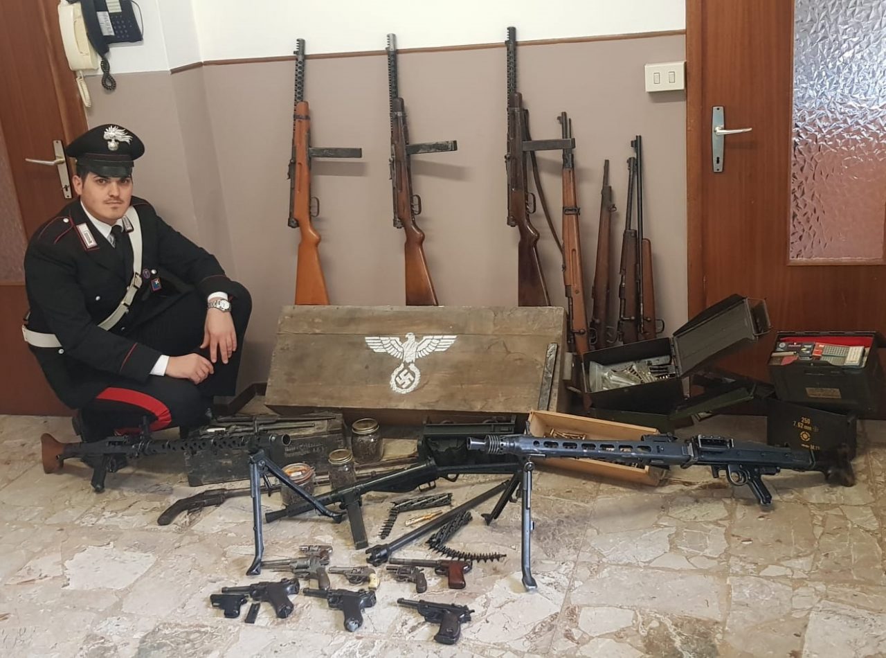 Armi da guerra detenute illegalmente due arrestati