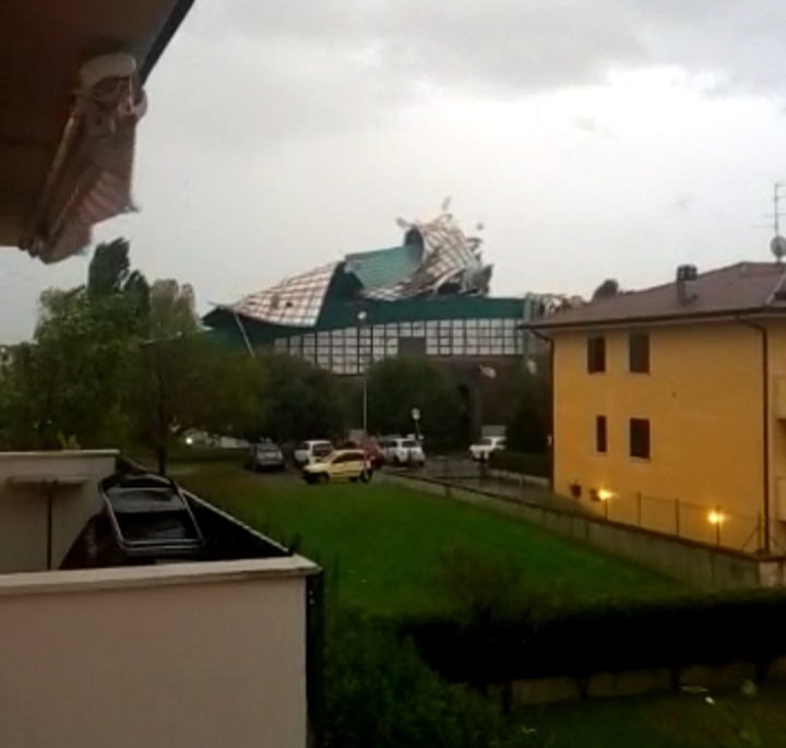 Ondata maltempo, a Castel Mella palestra delle scuole scoperchiata IL VIDEO