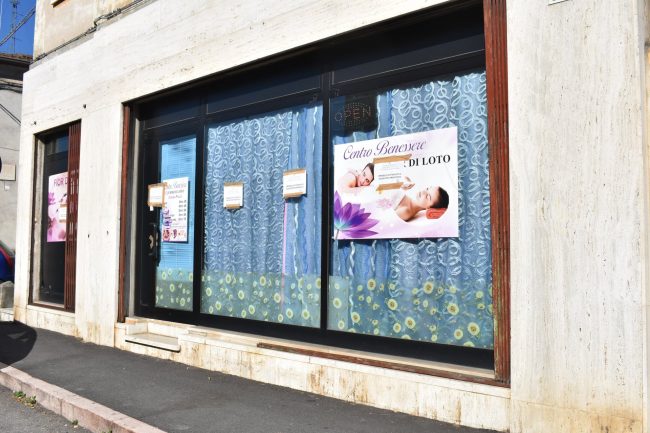 Di fronte a una chiesa scoperto centro massaggi che mascherava giro di prostituzione