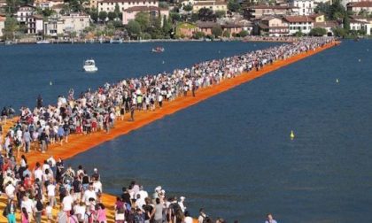 Passerella sulle acque sul Lago Maggiore dopo il successo di Iseo