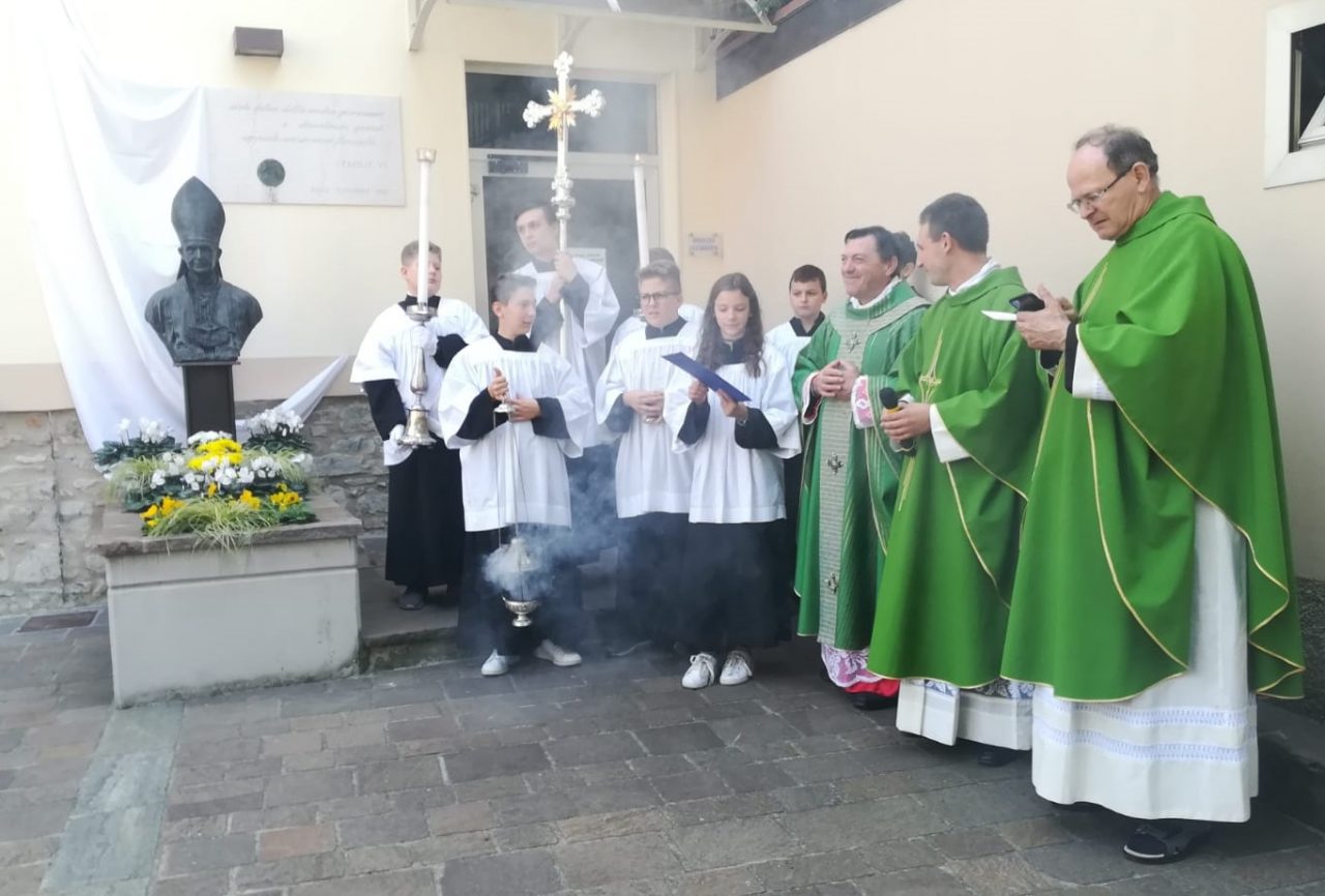 Adro saluta il parroco don Mario