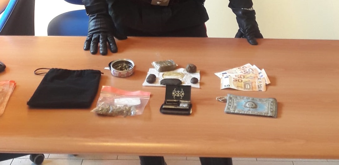 Hashish nell’auto a Gavardo, marijuana in casa