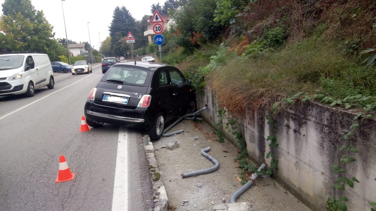 Auto fuori strada a Adro