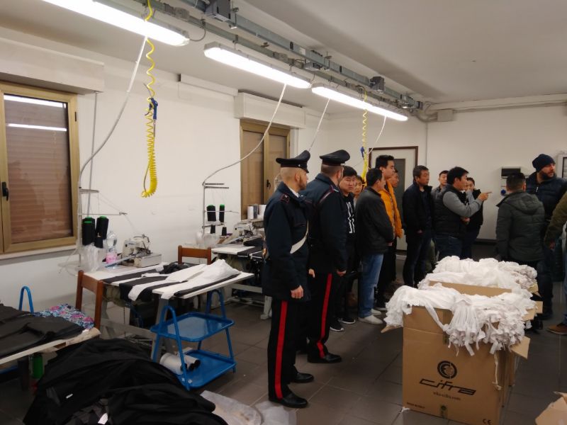 Sfruttamento manodopera clandestina: sequestrati 2mila capi di abbigliamento per un valore di oltre 400mila euro