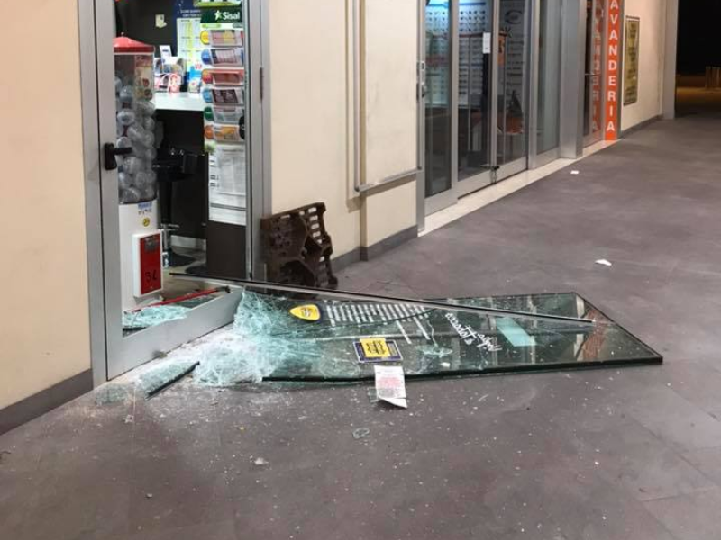 Spaccata in tabaccheria: rubate sigarette e cassa