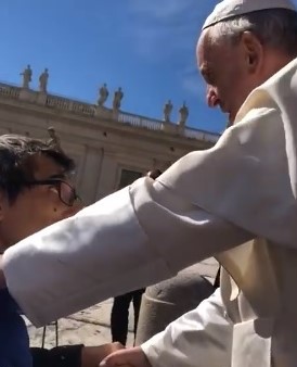 Palazzolese incontra il Papa e gli dona il libro sul suo incidente