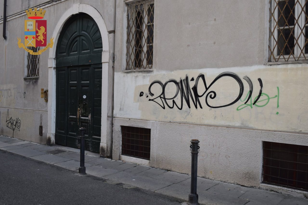 Scritte sui muri in città, due denunciati