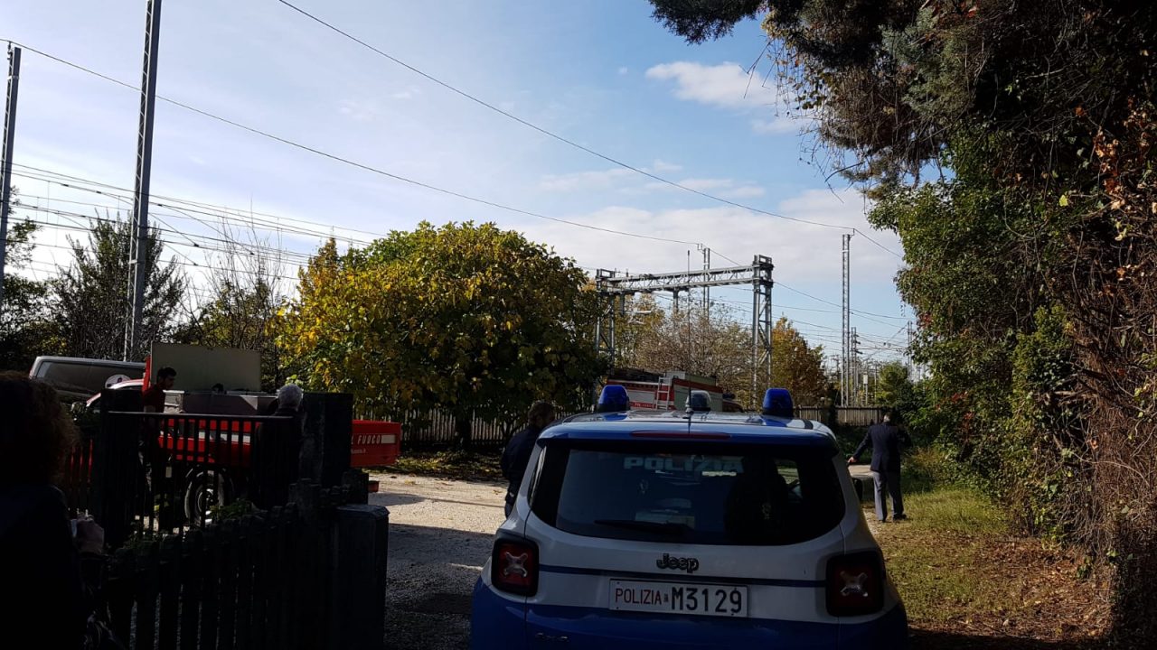Trovato cadavere lungo i binari