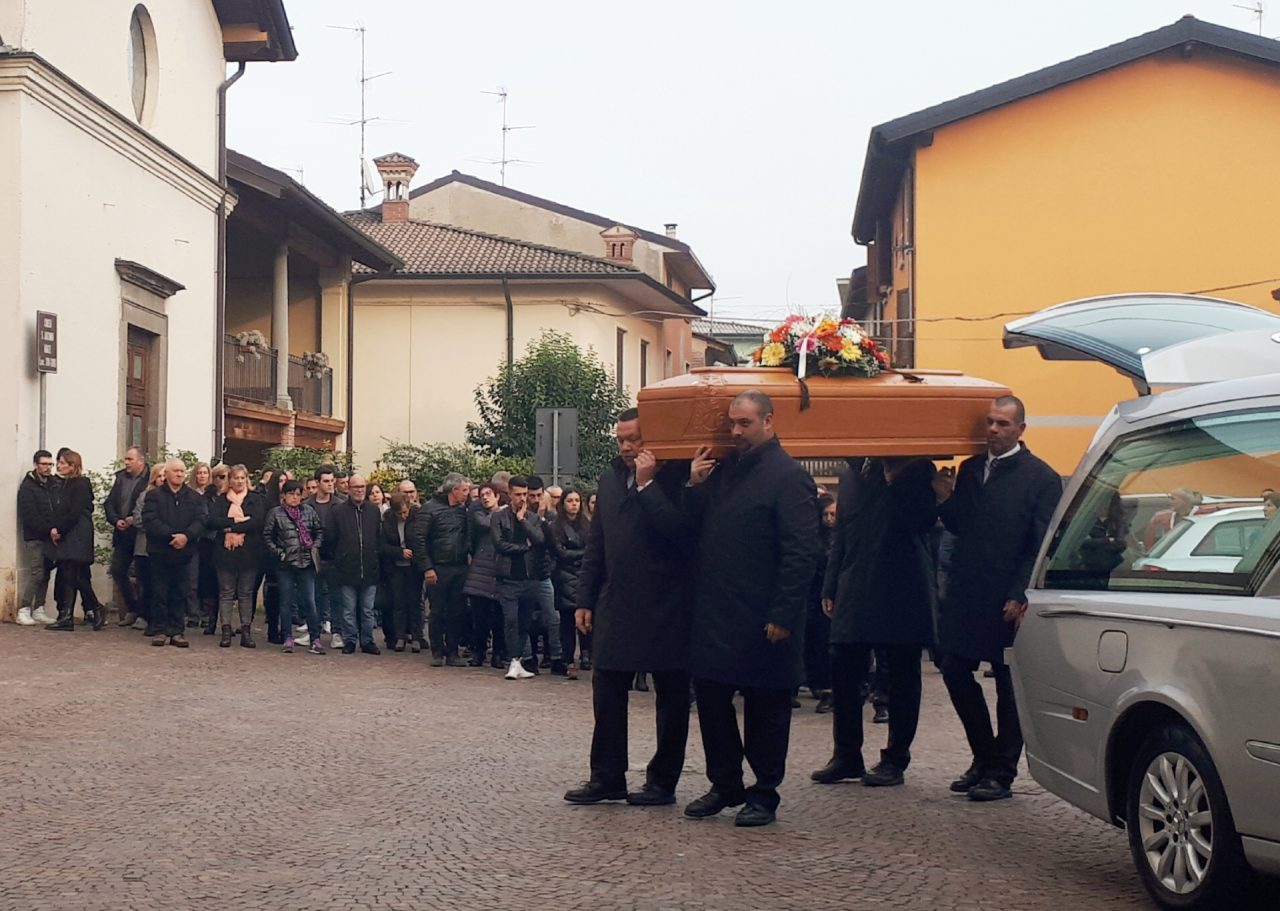 A Roccafranca a centinaia per l’ultimo saluto a Roberta Ferrari