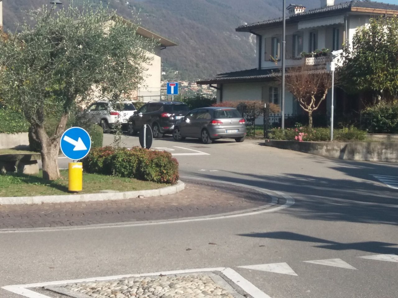 Una telecamera sulla rotonda non rispettata a Paratico