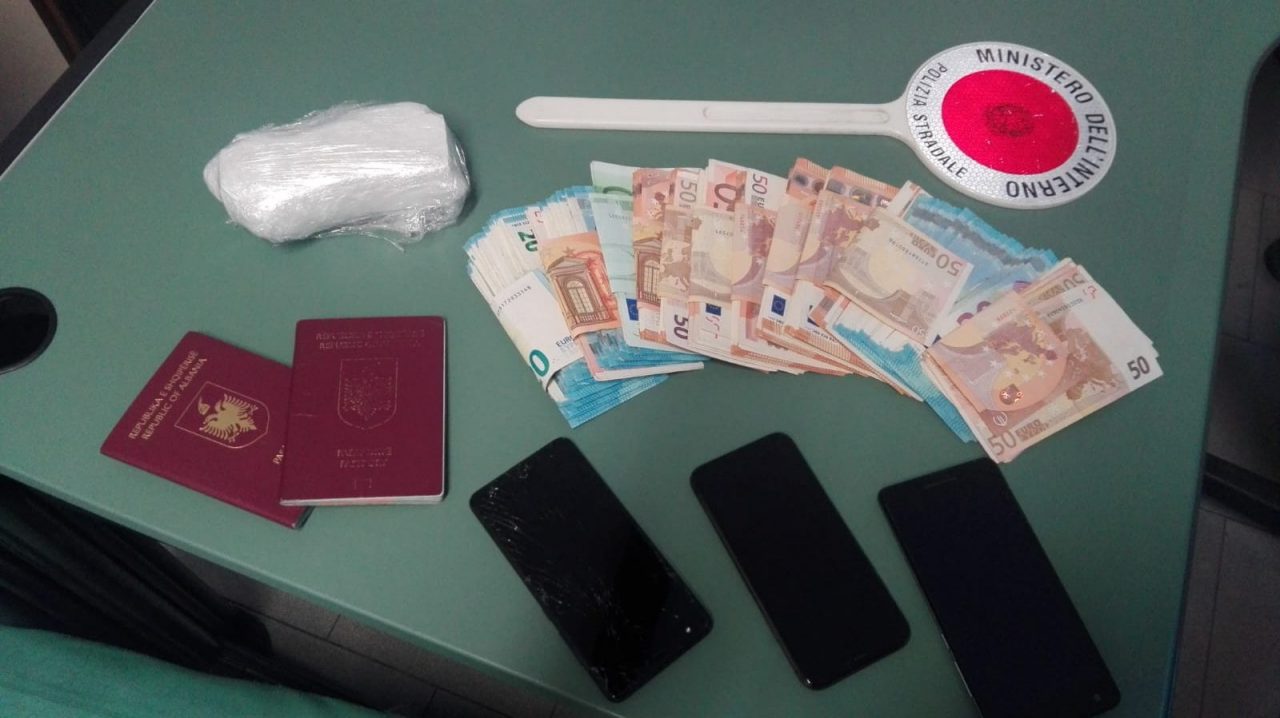 Droga e revolver storico, intense nottate in A4