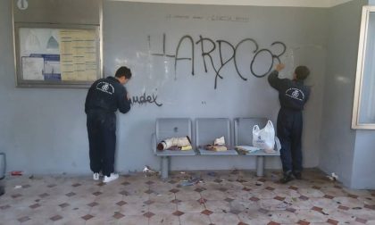 Otto studenti volontari con vernice e pennello «salvano» la stazione di Remedello