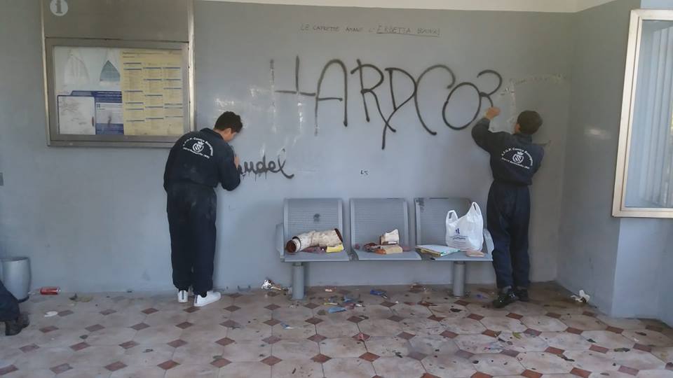 Otto studenti volontari con vernice e pennello «salvano» la stazione di Remedello