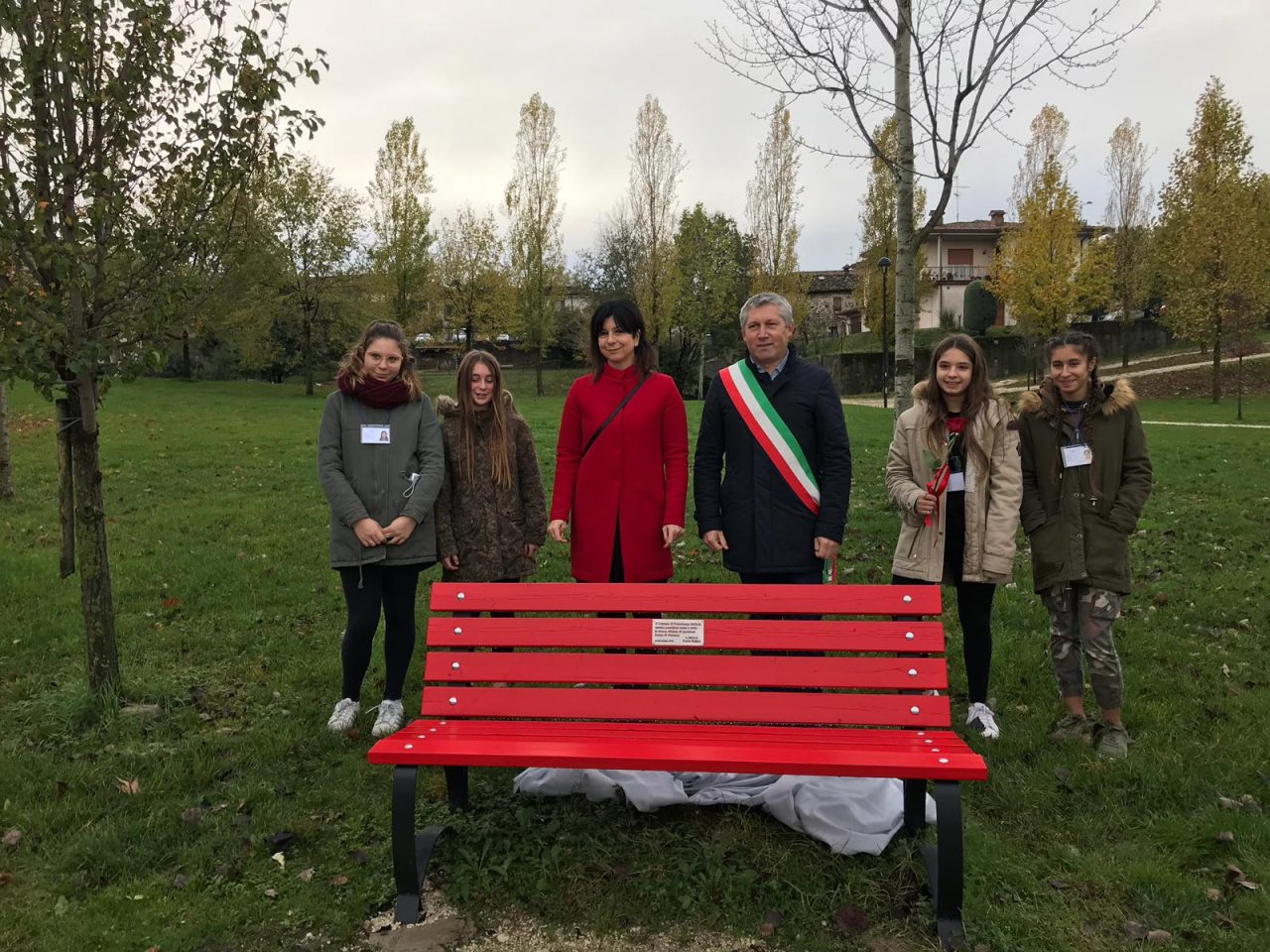 Panchina rossa al parco don Giussani di Pozzolengo