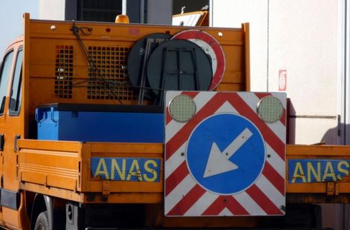 Massi sfondano le reti di protezione della montagna: tragedia sfiorata