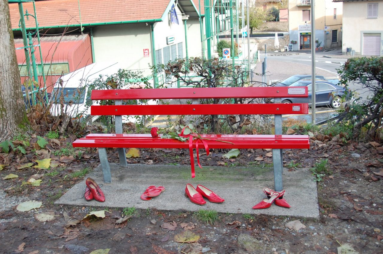 Panchine rosse: inaugurazione in quattro comuni del Garda