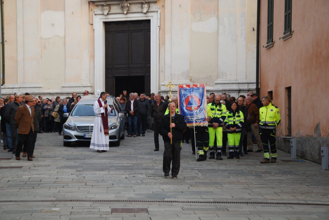 Azzano commossa per l’ultimo saluto a Peppino