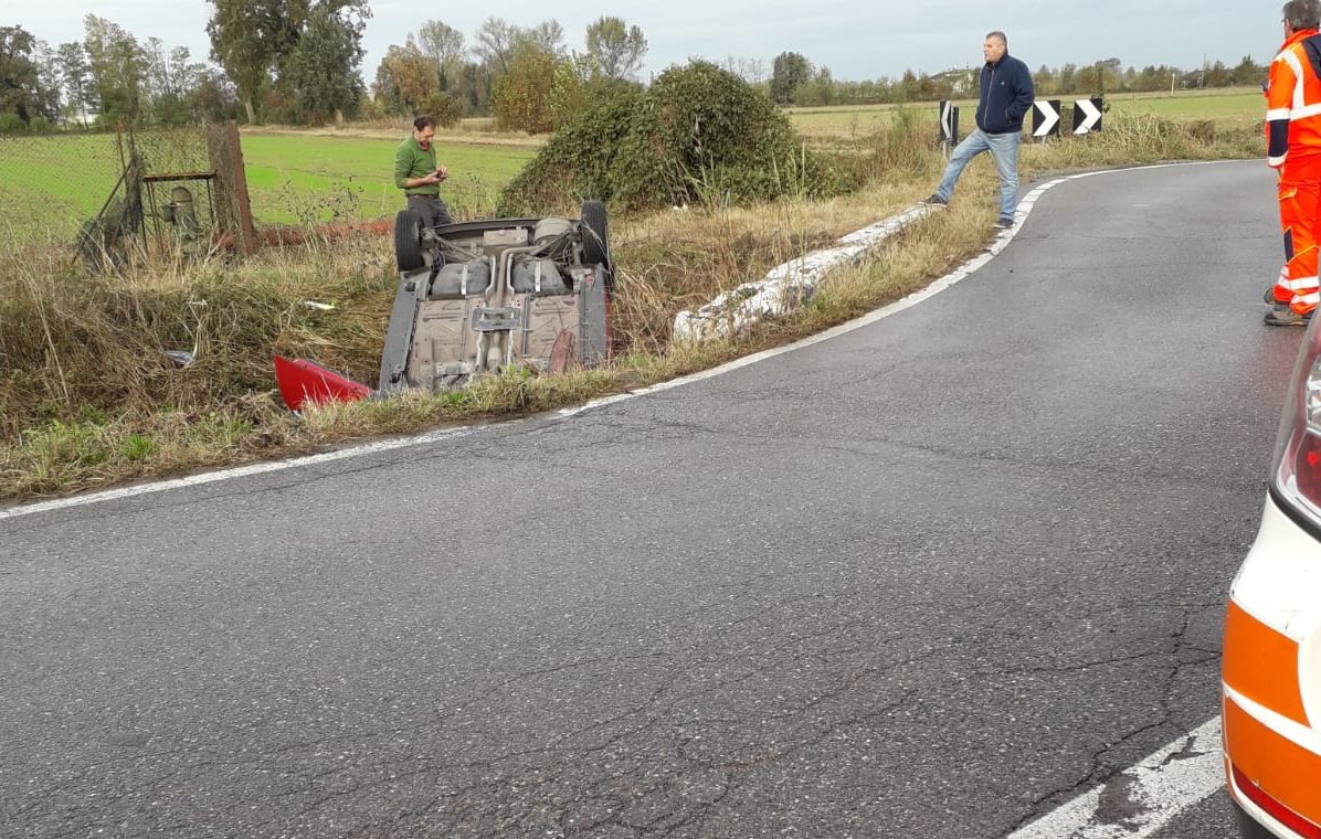 Auto finisce nel fosso a Orzivecchi, paura per una 28enne