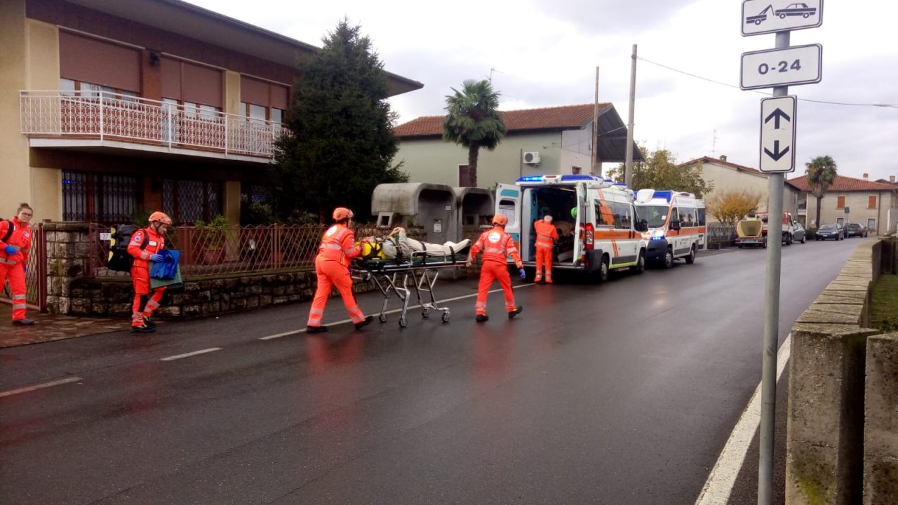 Auto fuori strada a Lodetto di Rovato, contatori del gas fuori uso
