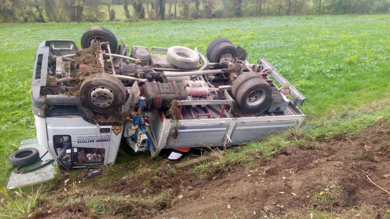 Furgone si ribalta a Palazzolo