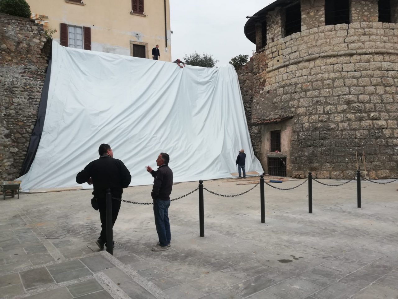 Dopo il crollo è stato messo in sicurezza il muro della parrocchia di Rovato