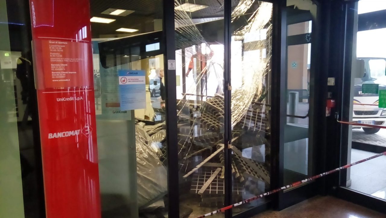 Banca distrutta dopo esplosione per far saltare il bancomat, colpiti anche dei negozi VIDEO