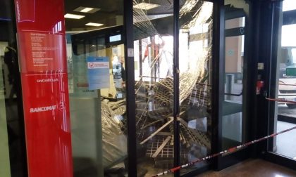 Banca distrutta dopo esplosione per far saltare il bancomat, colpiti anche dei negozi VIDEO