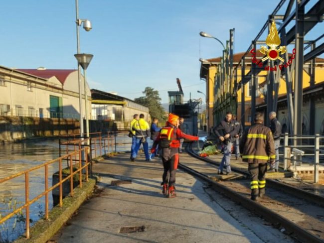 Bresciano cade in un canale a Verona e rimane bloccato nella griglia della condotta forzata