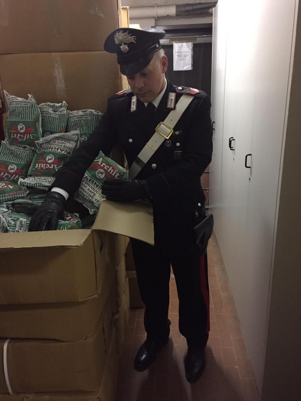 Arrestati due contrabbandieri di sigarette dopo il rinvenimento di 400 chili di tabacchi