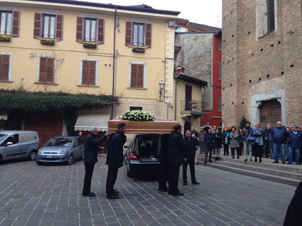 Una folla sileziosa ai funerali del cardiologo di Salò