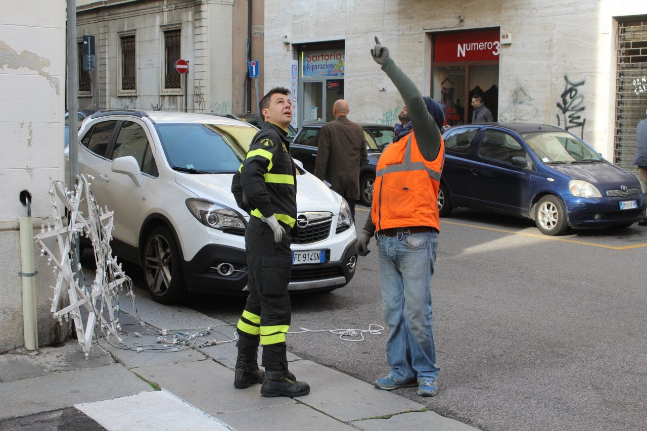Luminaria caduta, sul posto i Vigili del Fuoco