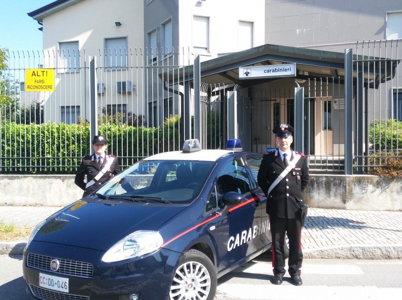 Abbraccia un anziano e lo deruba, denunciata trentenne