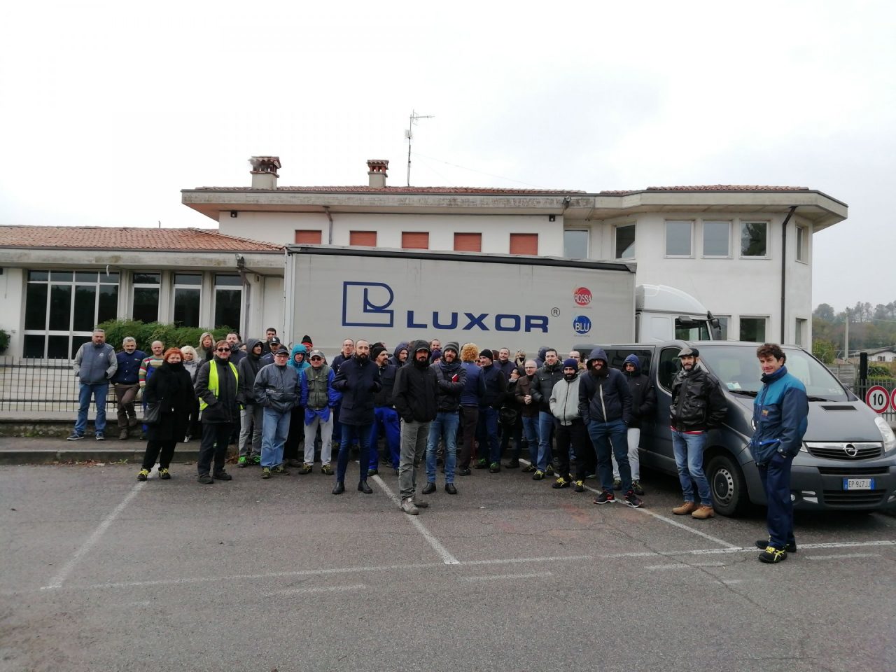 Lavoratori in sciopero alla Luxor di Montichiari