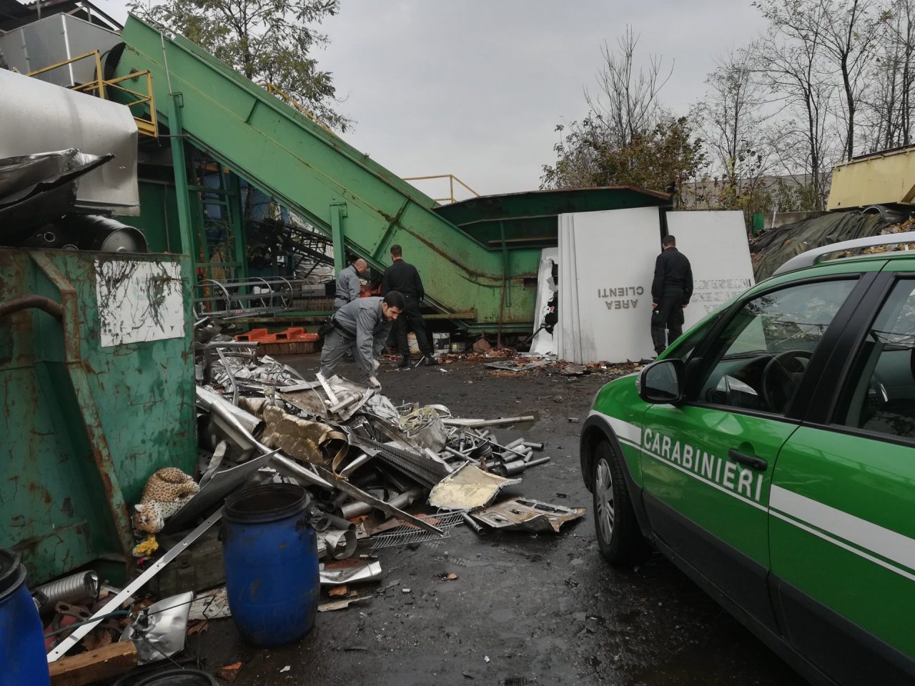 Traffico illecito di rifiuti pericolosi fra discariche abusive, combustione, e documenti falsi