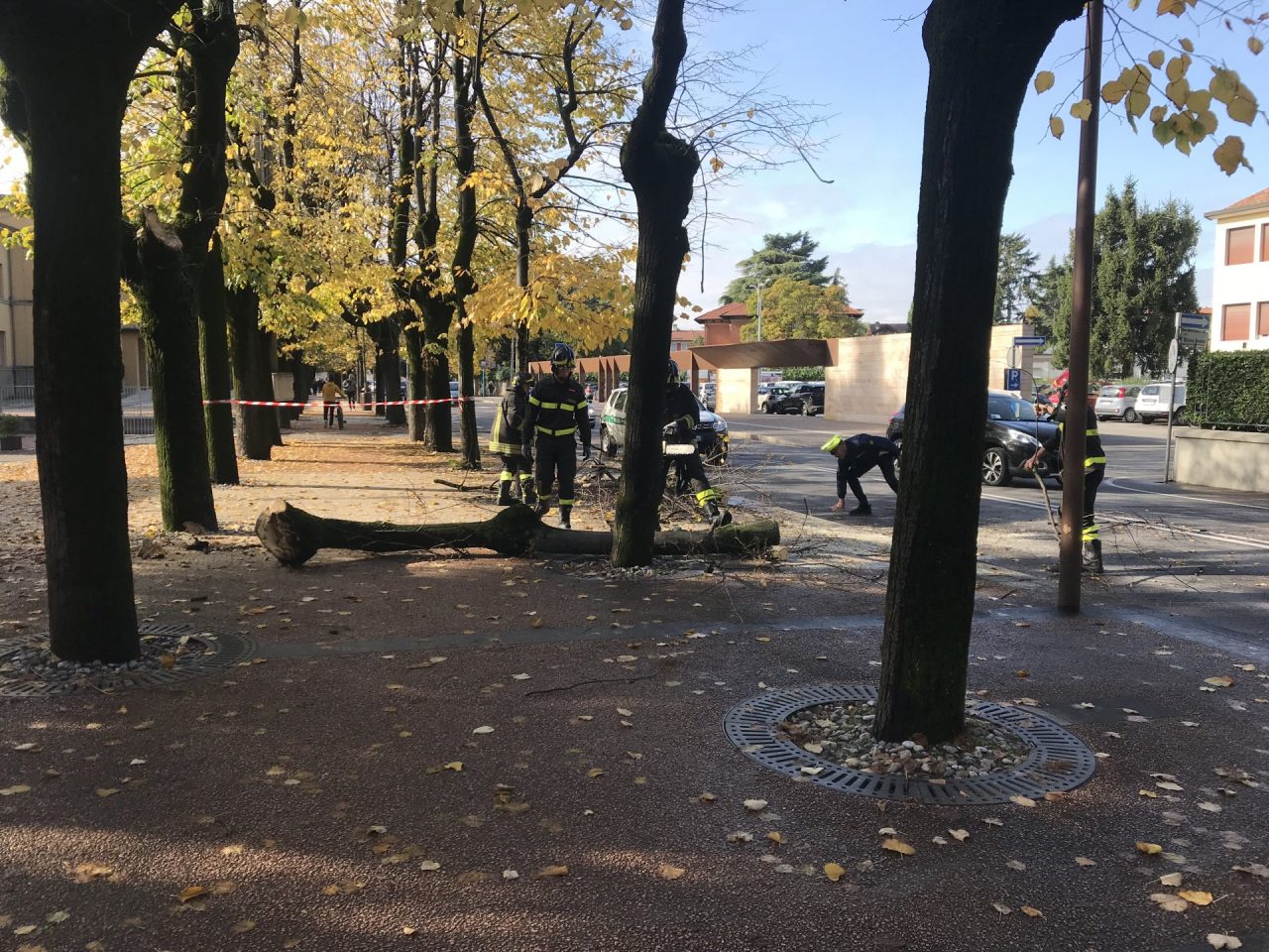 Vigili del fuoco in azione sul viale a Chiari FOTO E VIDEO