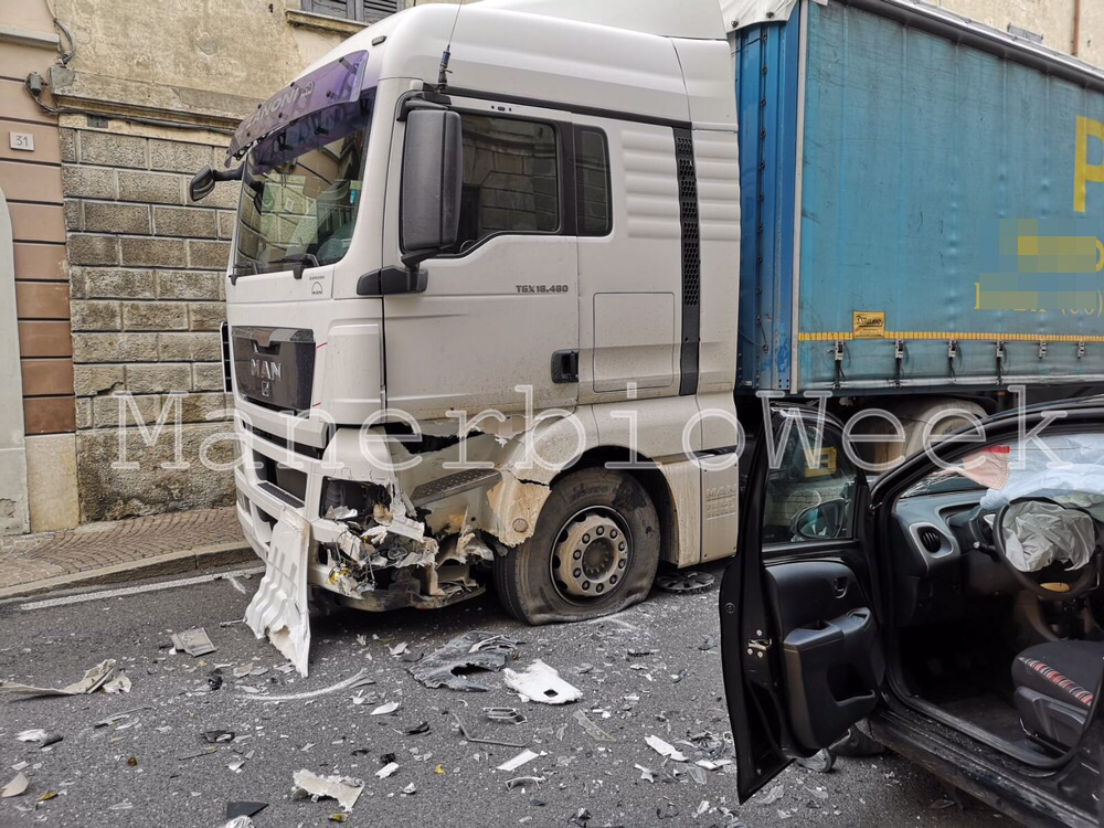 Auto contro camion a Pontevico