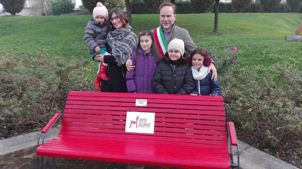 Prima panchina rossa svelata a Montichiari nel parco caduti di Nassirya VIDEO