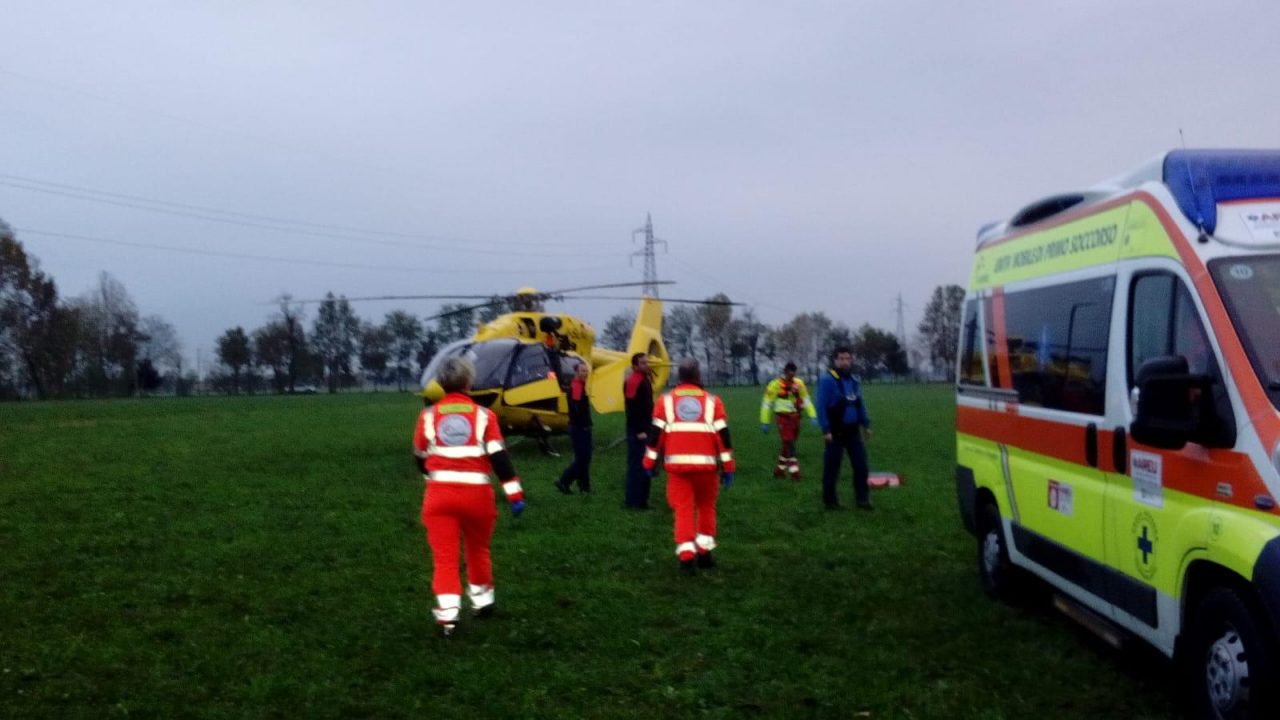 Caduto e schiacciato dal suo cavallo, 71enne grave in elisoccorso