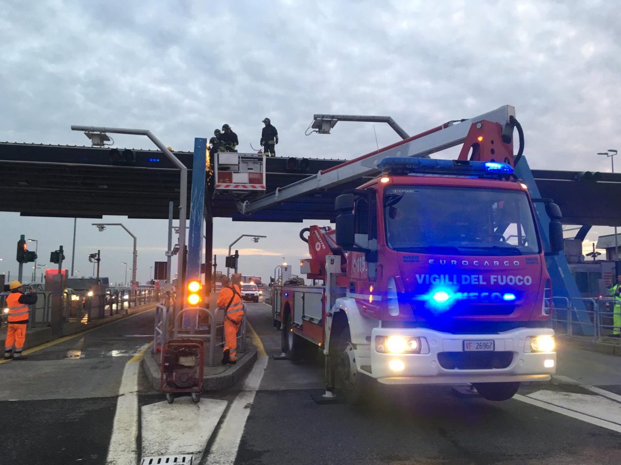 Incendio al casello di Rovato per l’A4
