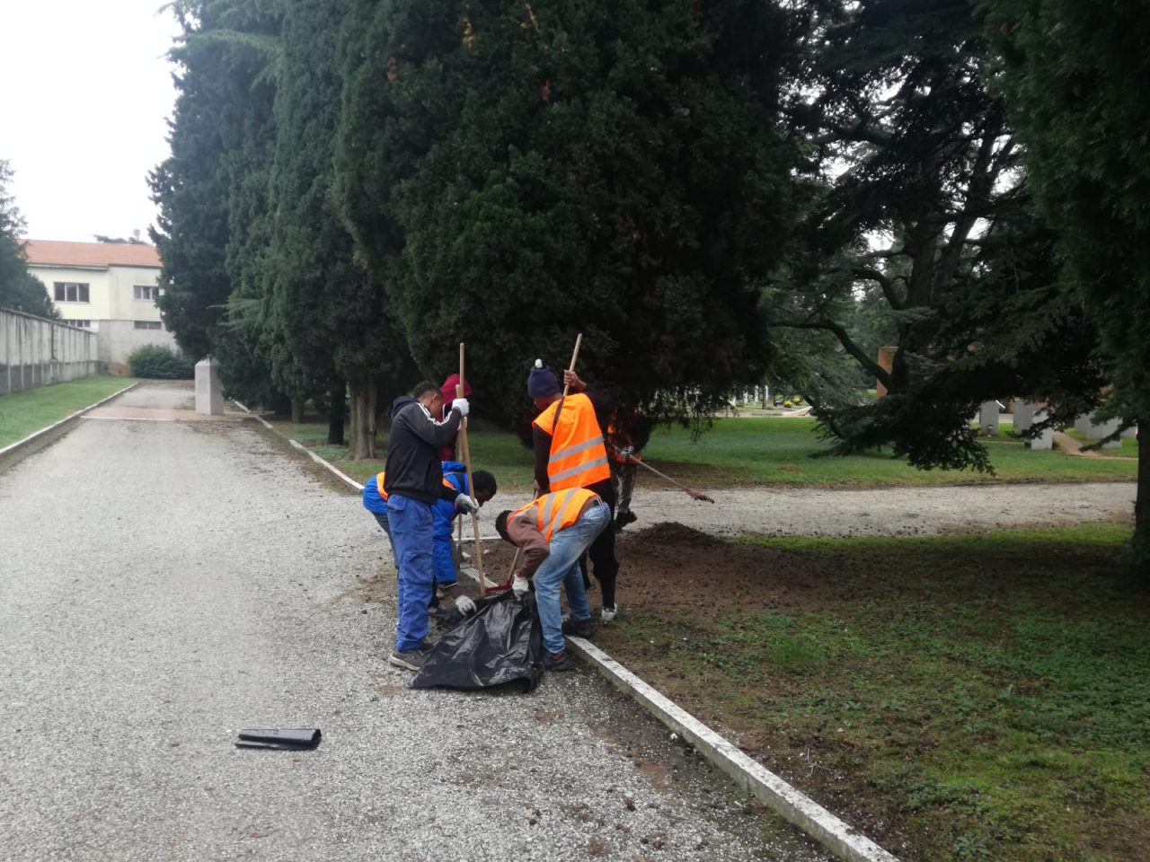 Richiedenti asilo al cimitero, tra le tombe l’integrazione