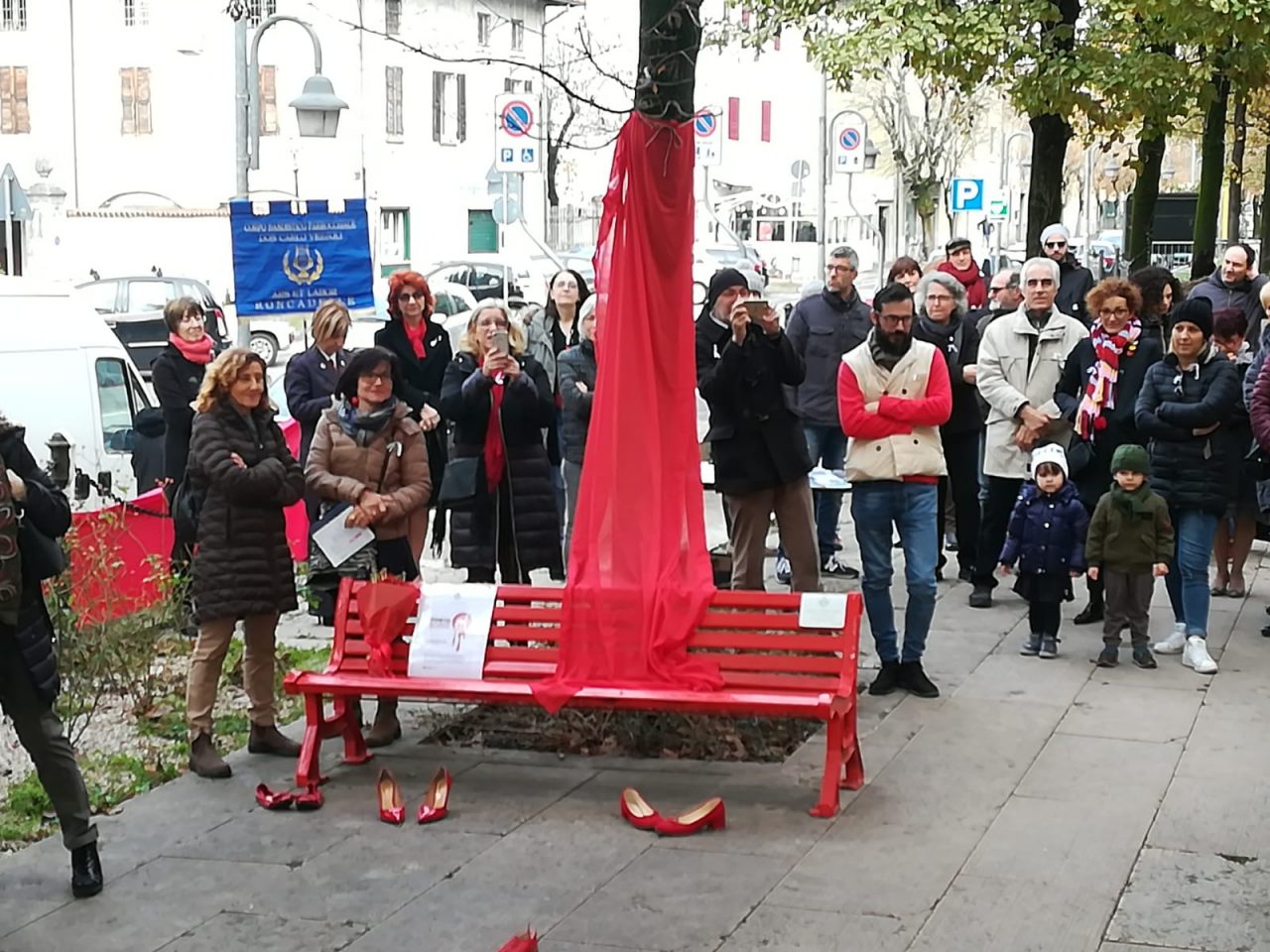 Panchine rosse a Roncadelle contro la violenza sulle donne
