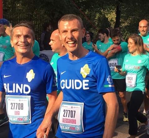 Alessandro alla Maratona di New York come guida ad un atleta con disabilità visive